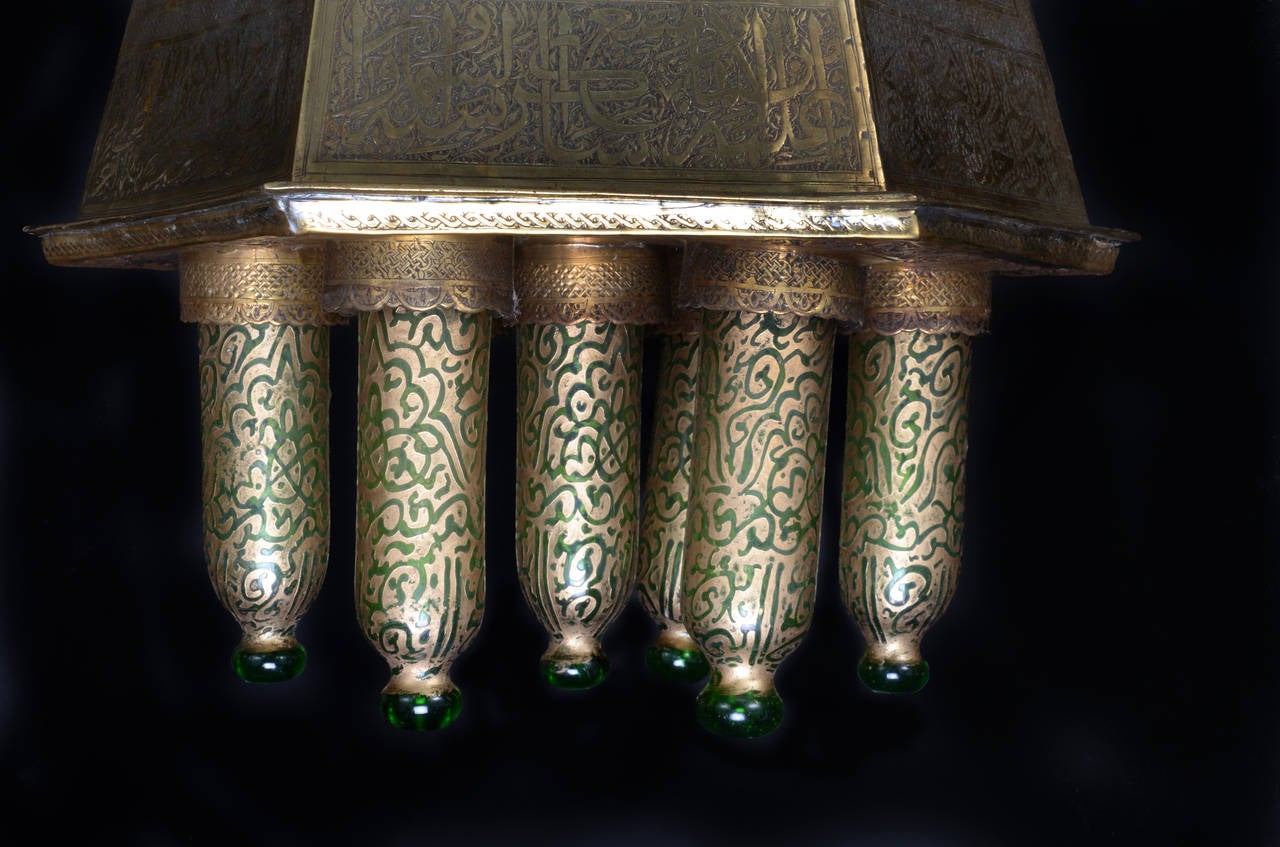 Lustre à lanterne ancien de style islamique marocain en laiton et verre vert Bon état - En vente à New York, NY