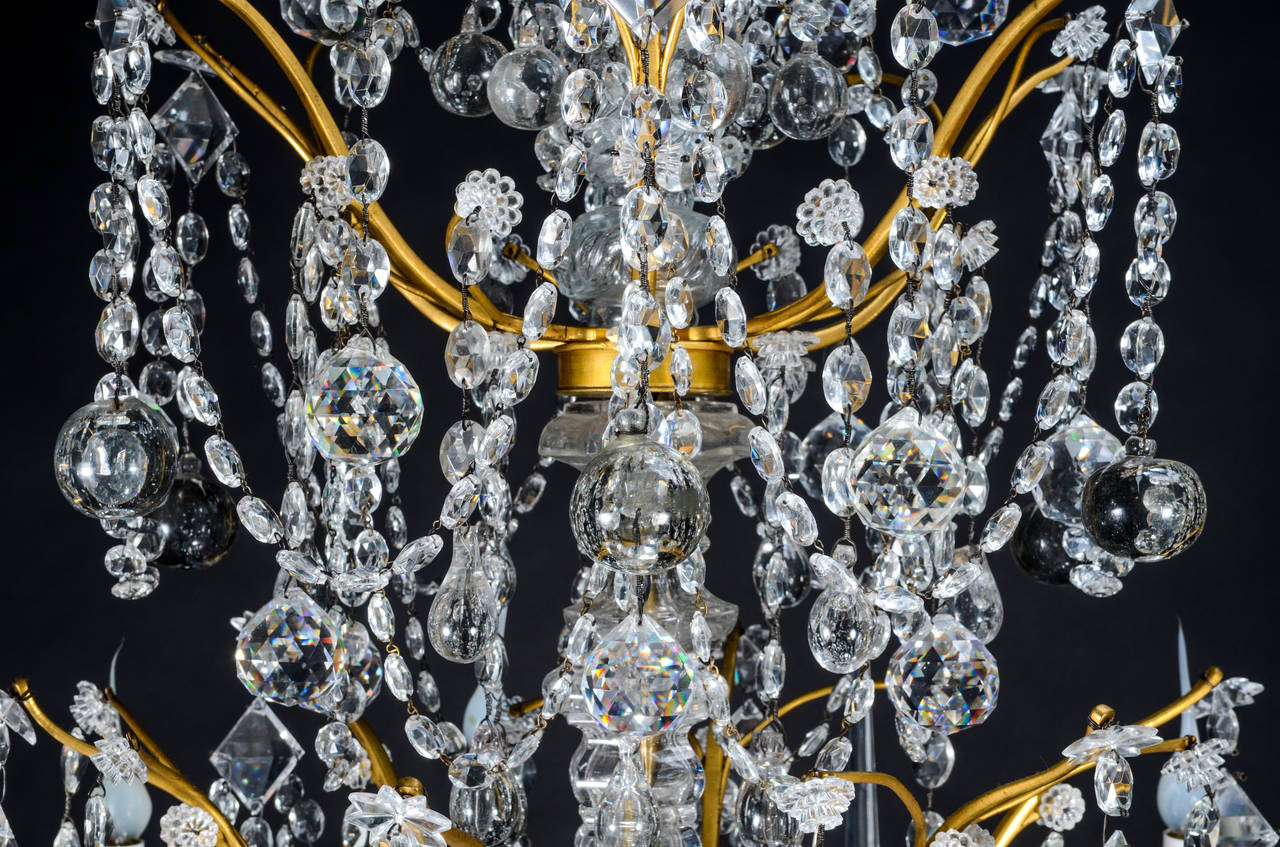 Grand lustre français ancien de style Louis XVI en bronze doré et cristal taillé Bon état - En vente à New York, NY