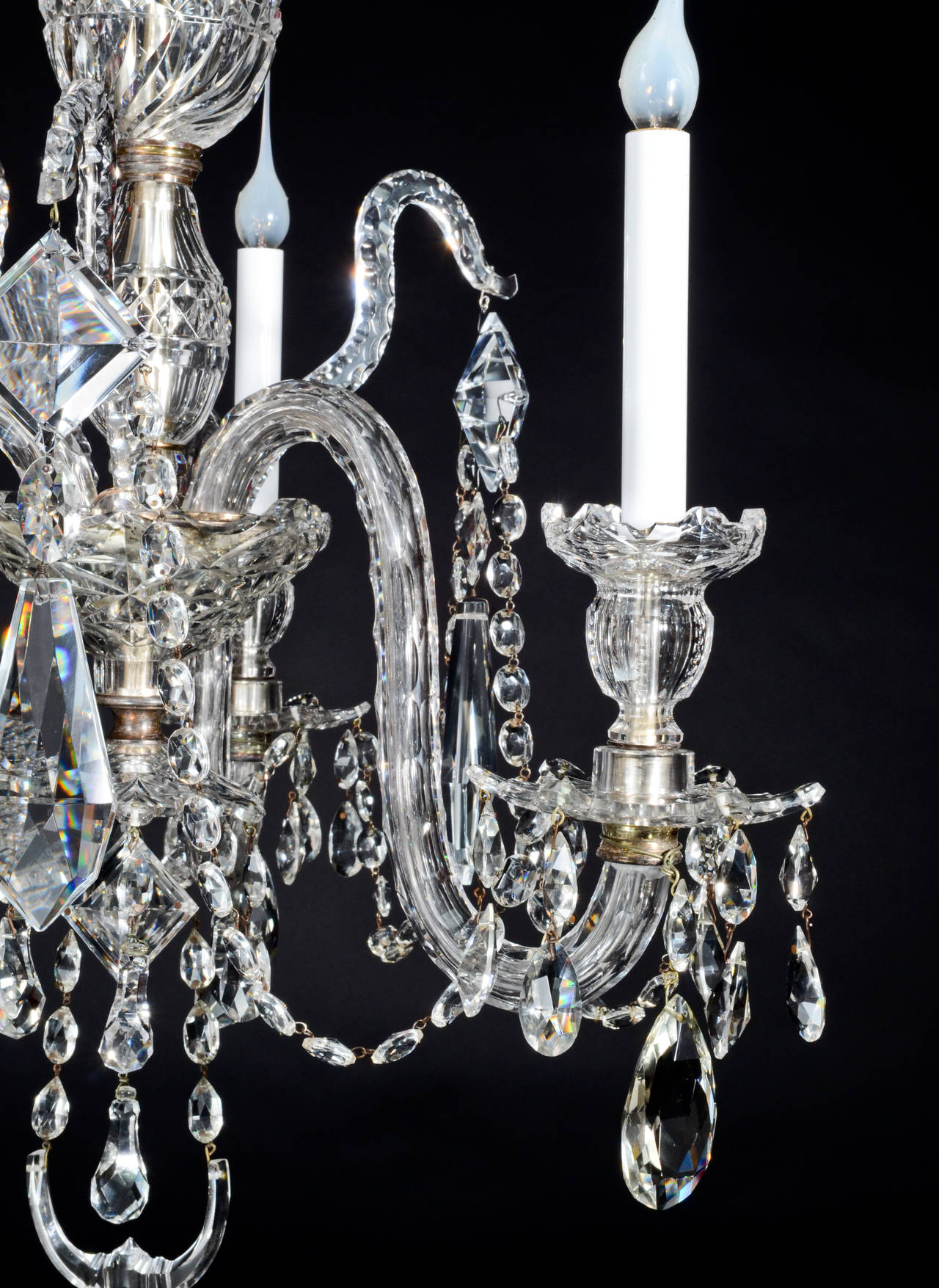 A Pair Of Fine Antique English George III Cut Crystal Chandeliers In Good Condition In New York, NY