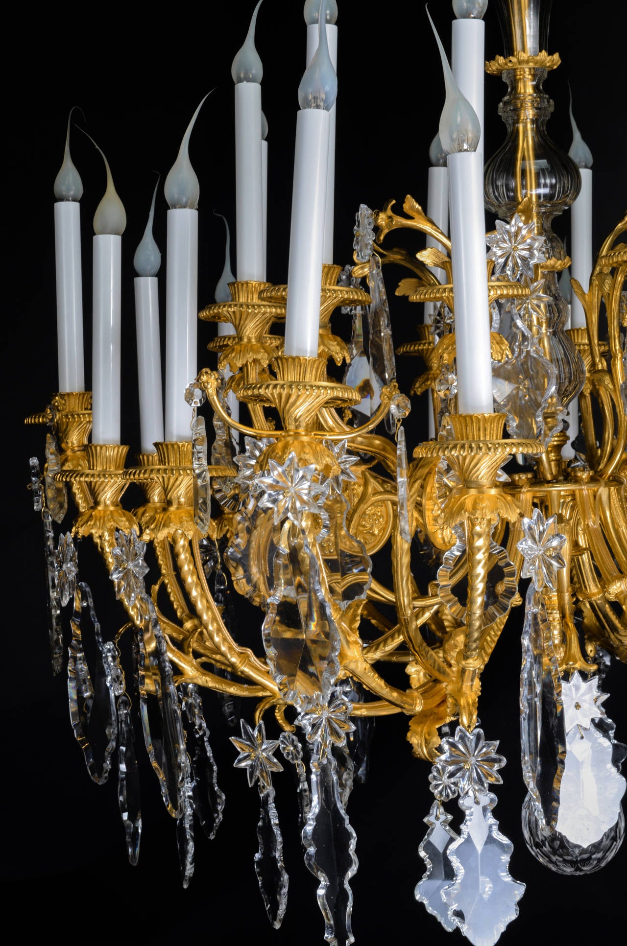 Doré Spectaculaire lustre français ancien de style Louis XVI en bronze et cristal de Baccarat en vente