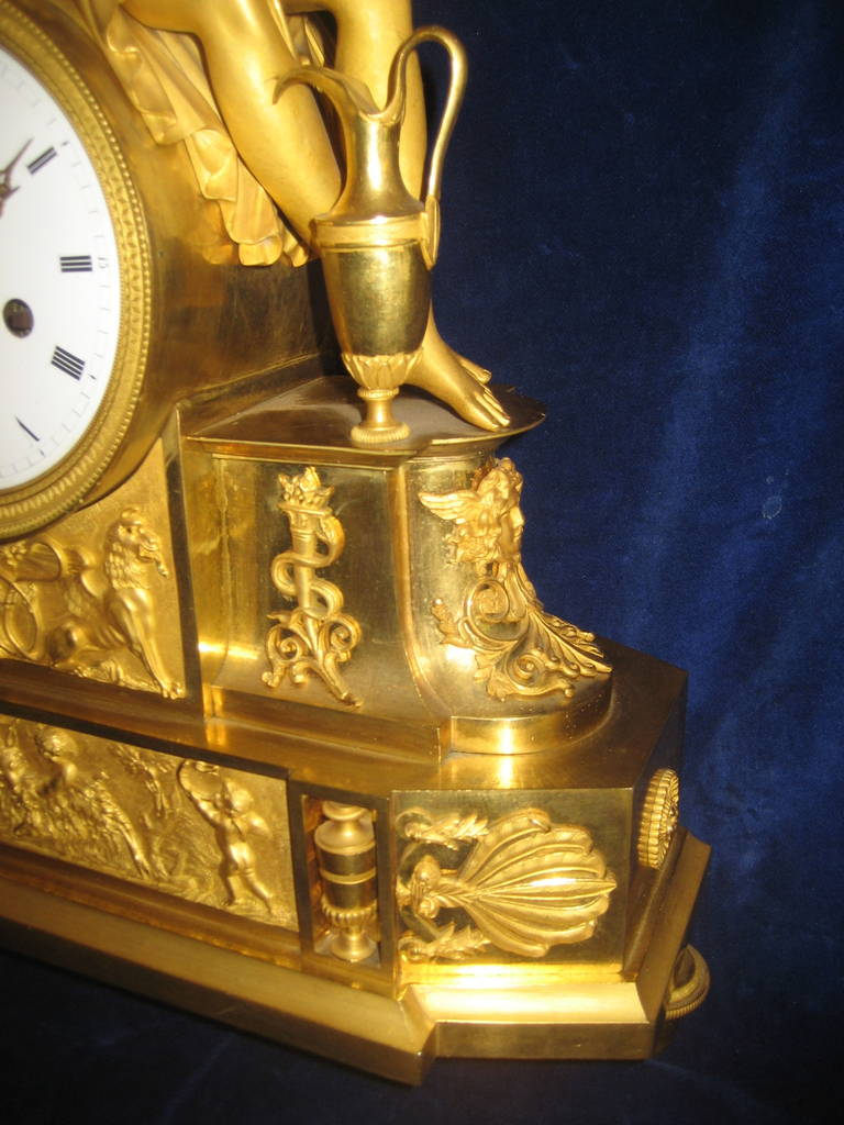 Bronze doré Ancienne horloge figurative néoclassique de l'Empire français en bronze doré en vente