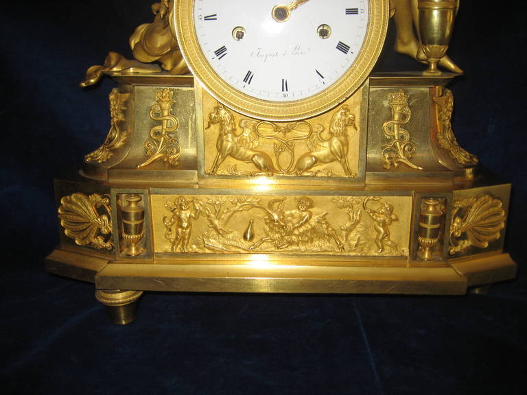 XIXe siècle Ancienne horloge figurative néoclassique de l'Empire français en bronze doré en vente