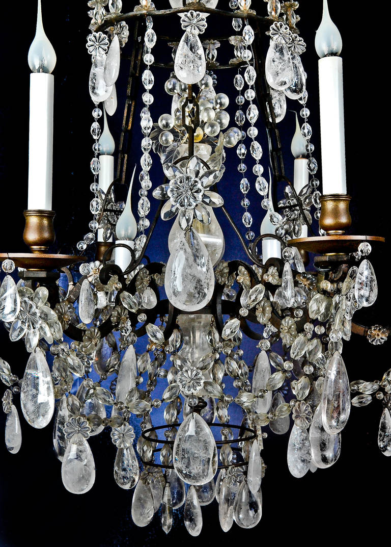 Antiker französischer Kronleuchter aus Bronze und Bergkristall mit Patina im Louis-XVI.-Stil (Französisch) im Angebot