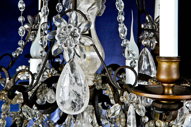20ième siècle Lustre ancien de style Louis XVI en bronze patiné et cristal de roche en vente