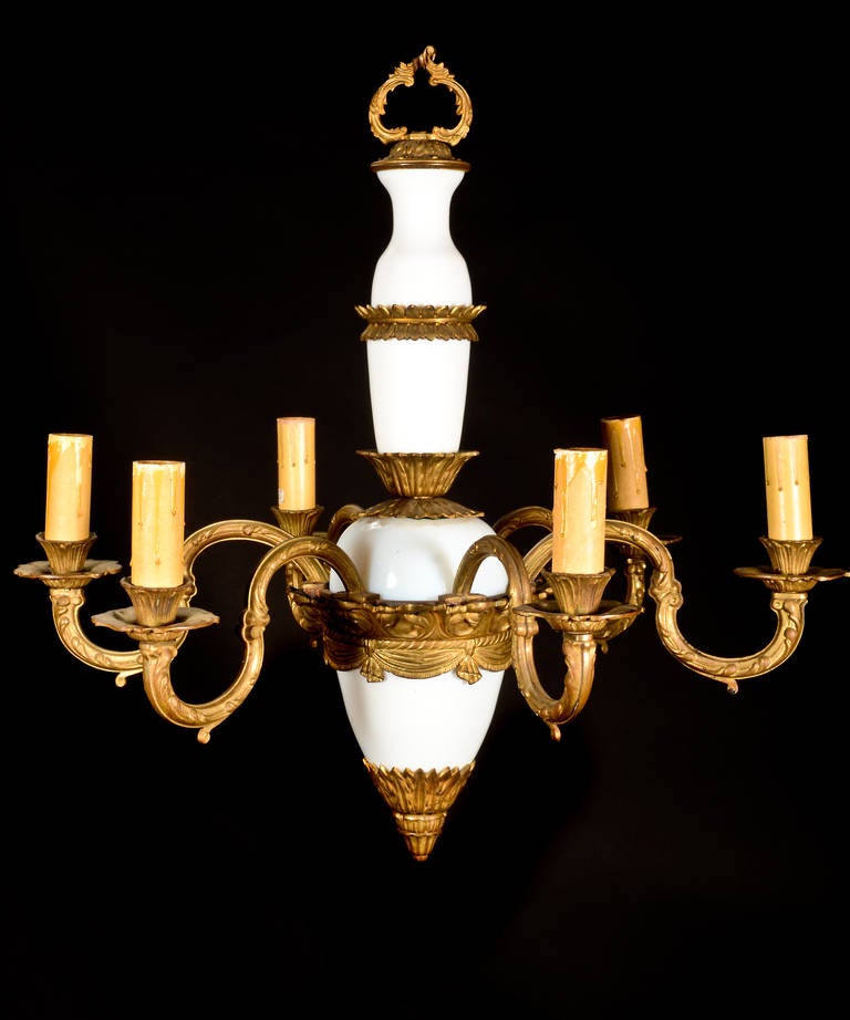 Français Paire de lustres anciens français de style Louis XVI en bronze doré et verre opalin en vente