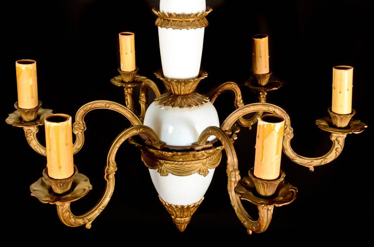 20ième siècle Paire de lustres anciens français de style Louis XVI en bronze doré et verre opalin en vente