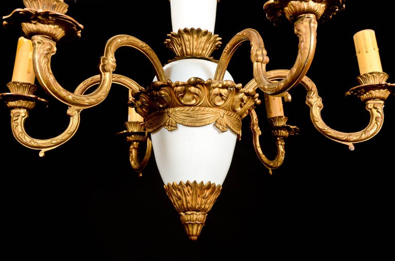 Paire de lustres anciens français de style Louis XVI en bronze doré et verre opalin en vente 1