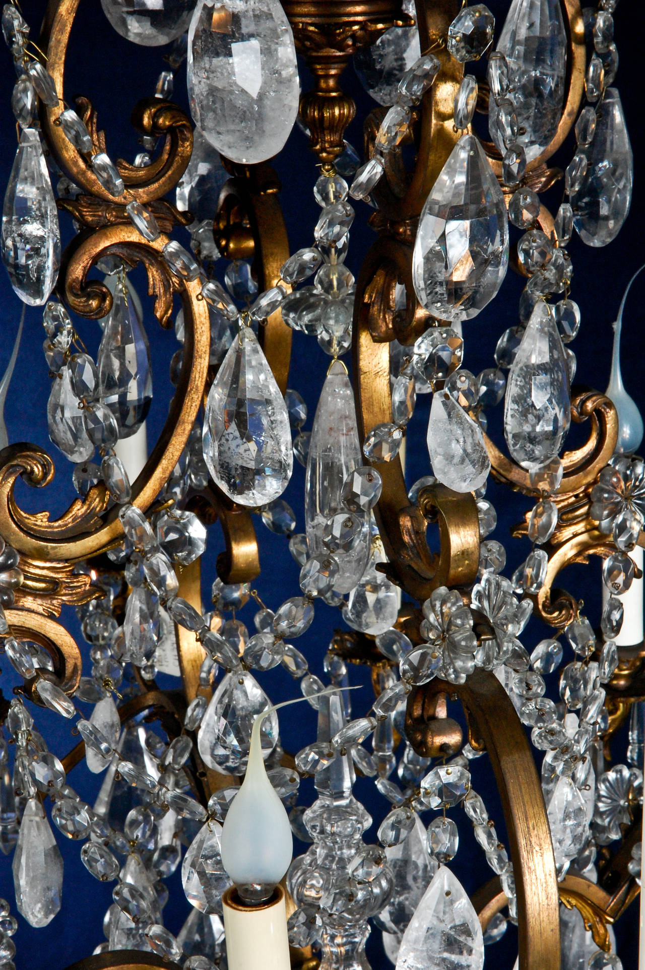 20ième siècle Lustre français ancien de style Louis XV en bronze doré et cristal de roche taillé en vente