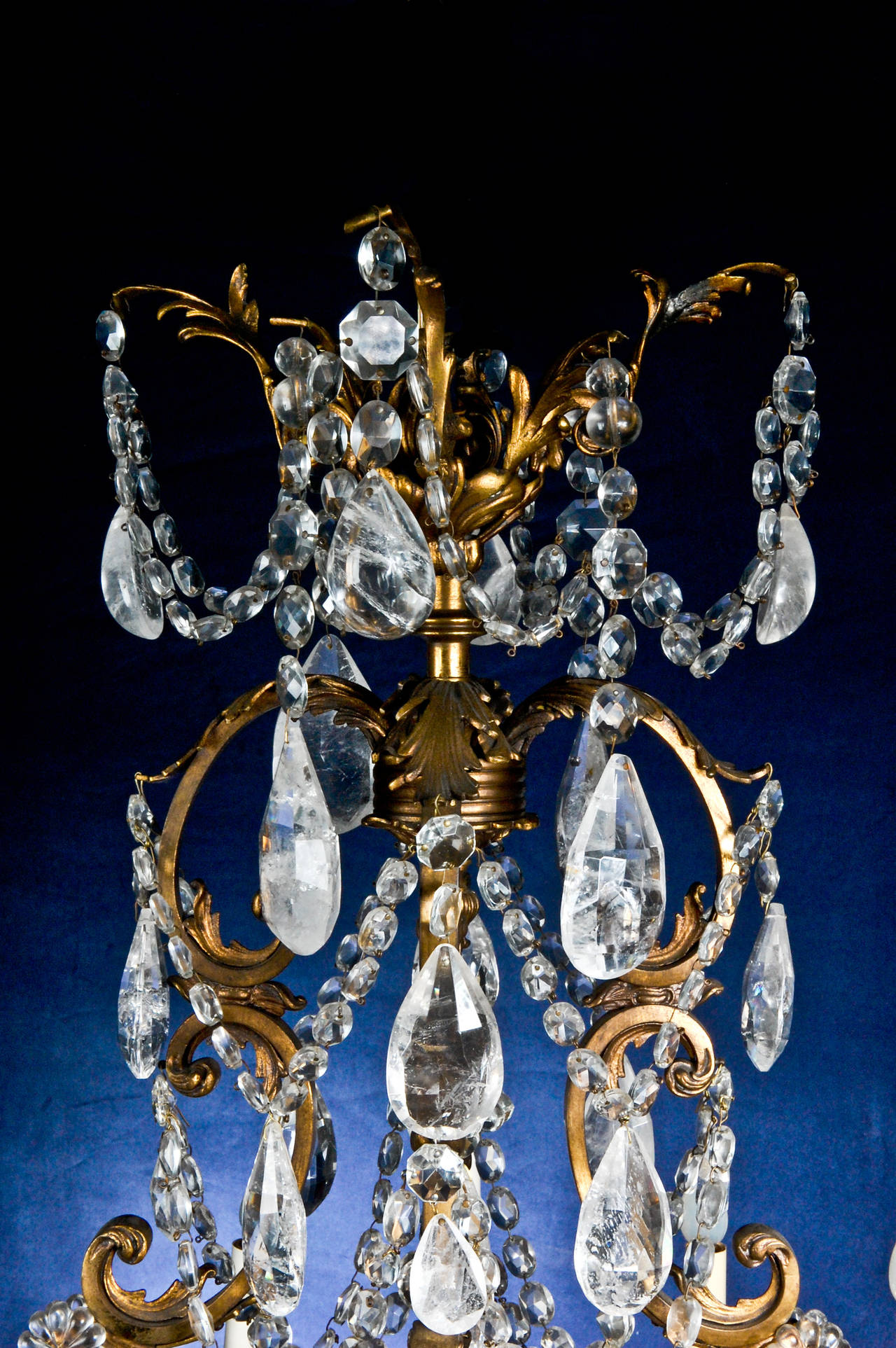 Cristal Lustre français ancien de style Louis XV en bronze doré et cristal de roche taillé en vente