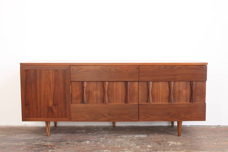 Mid-Century American Walnut Low Dresser In Good Condition In Brooklyn, NY