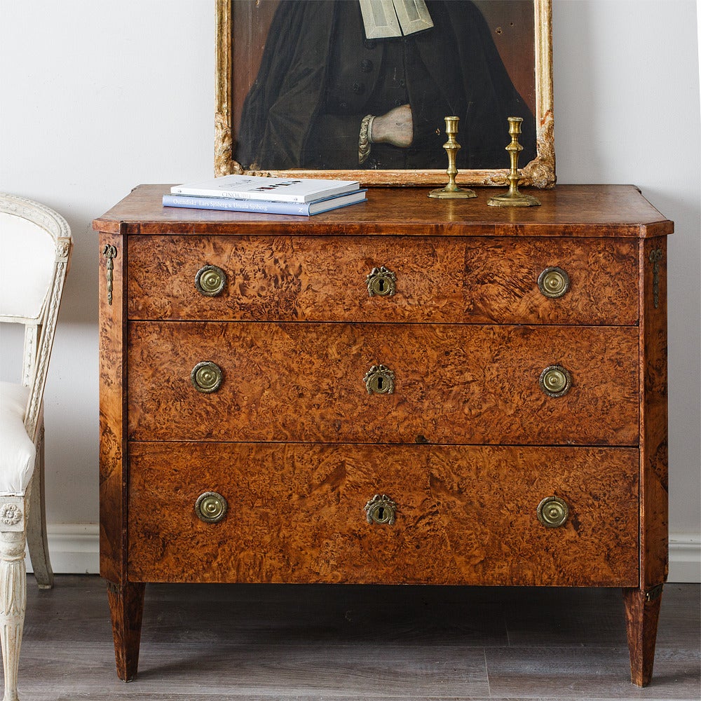 Period gustavian chest of drawers in alder- root. Ca 1790 Stockholm.