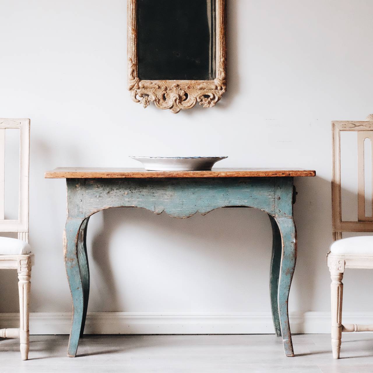 Stunning 18th century Swedish rococo table in original color with one drawer.

Condition: Good
Wear: Wear consistent with age and use
Finish: Original color
Hardware: -
Year: Ca 1760
Location: Helsingborg, Sweden
Delivery ex: London & Home