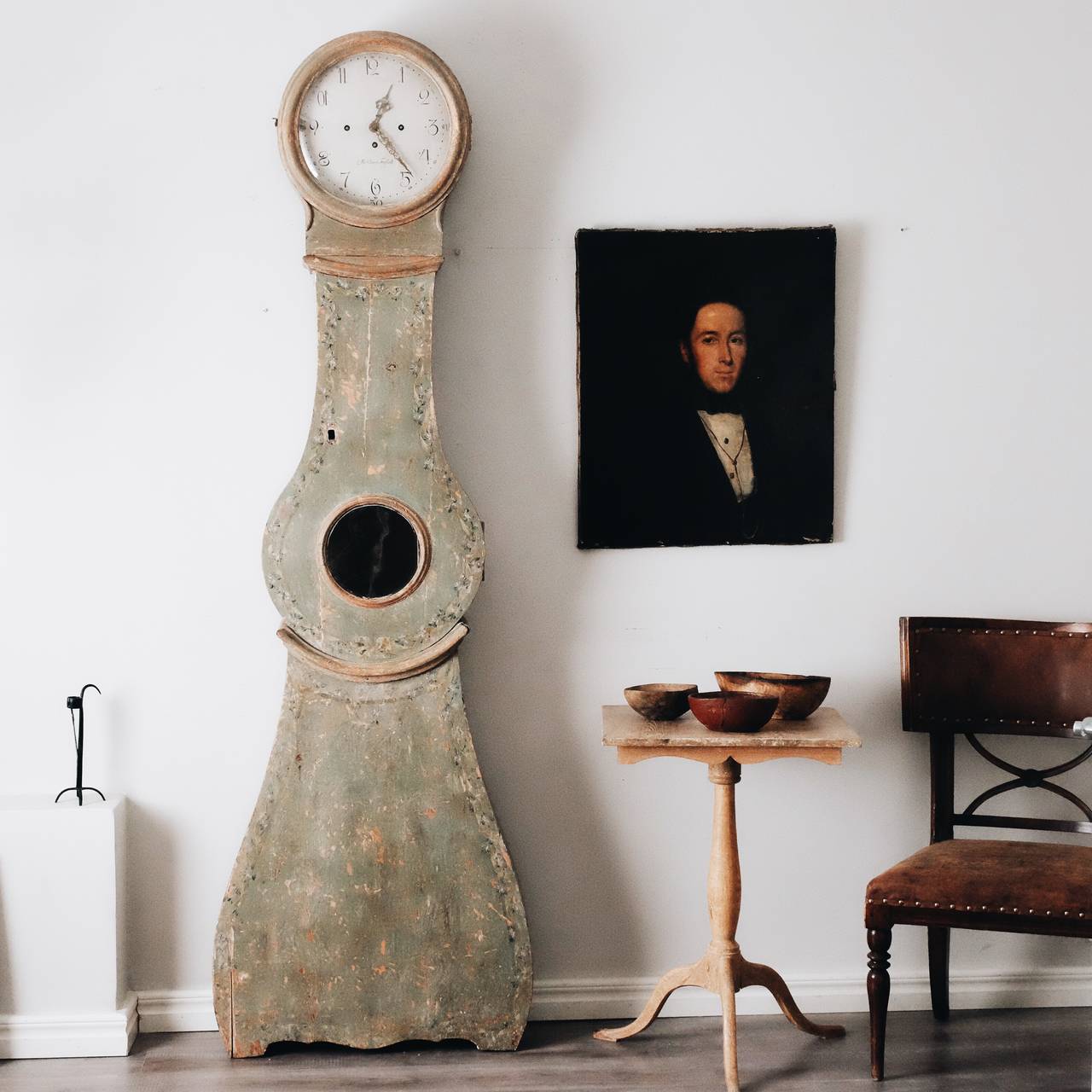 Fine 19th century Swedish provincial tall case clock. Scraped back to reveal the original color and flower decorations. 

Condition: Good.
Wear: Wear consistent with age and use.
Finish: Original.
Hardware: Original.
Year: circa 1810.