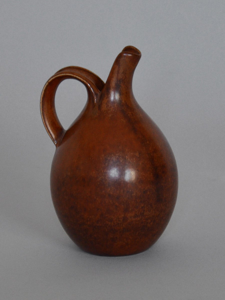 Saxbo split pitcher in stoneware decorated with brown hare’s fur glaze. Stamped Saxbo, Denmark.

We ship this item worldwide, please write to contact@apetersen.dk for shipping options and prices.