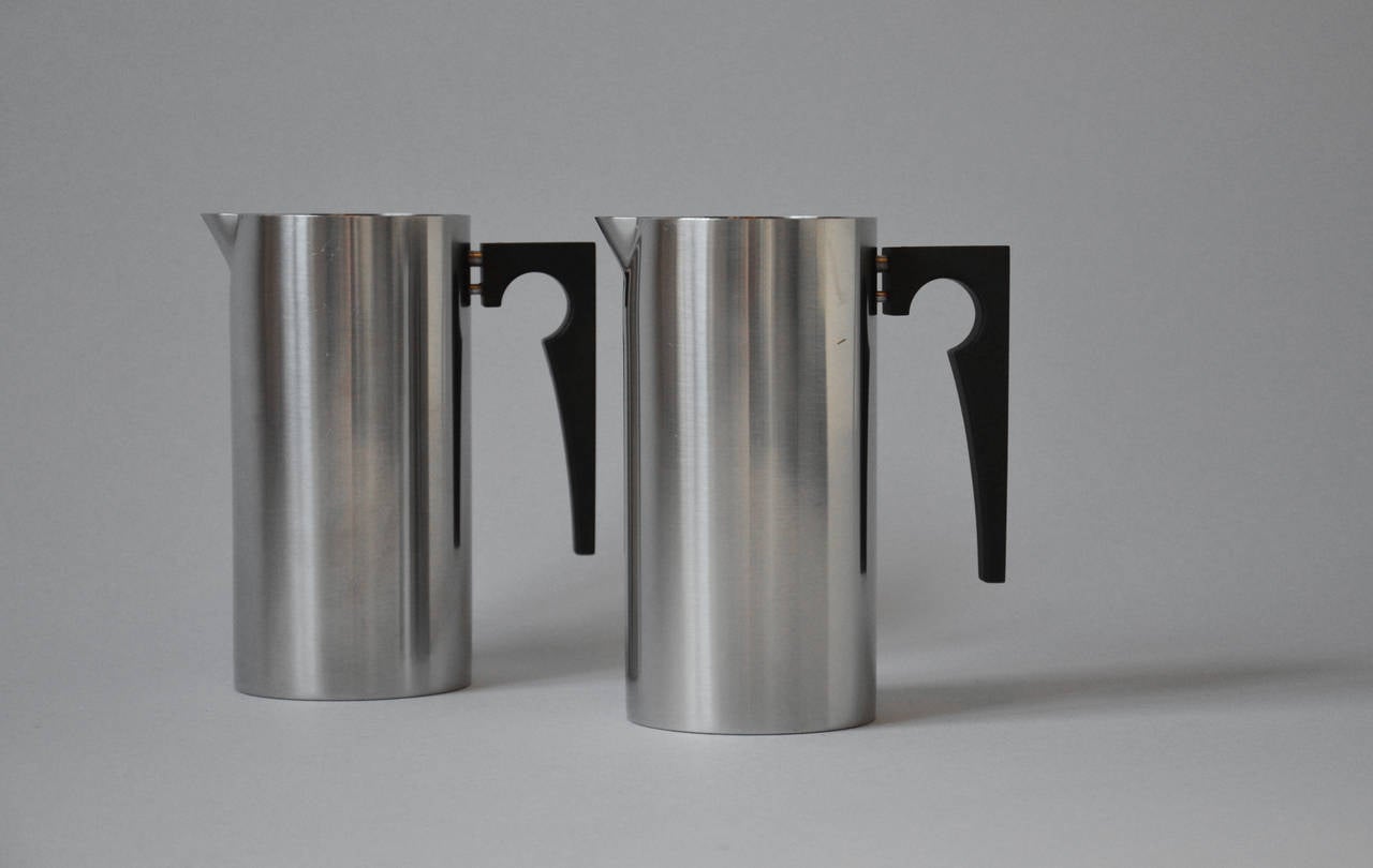 Cylinda-Line. A pair of pitchers with handles in bakelite. Designed in 1967. Manufactured by Stelton.

We ship this item world wide, please write to contact@apetersen.dk for shipping options and prices.
