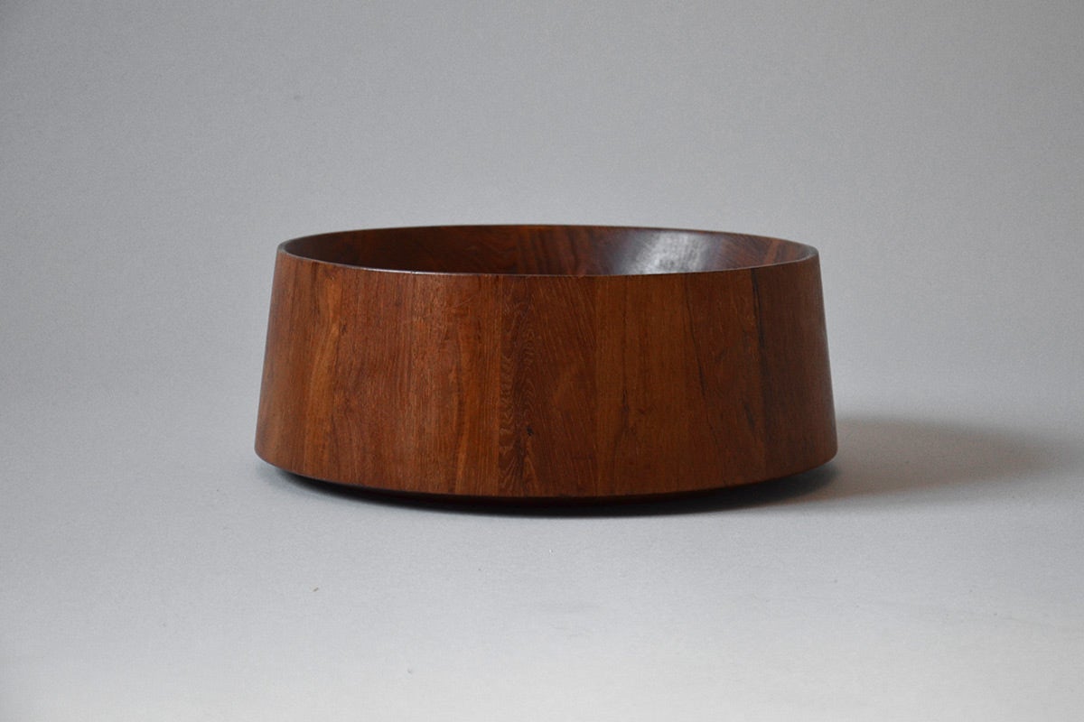 Bowl in rotated block board teak. Stamped in the bottom Nissen Langaa Danmark IHQ. Manufactured by Rickart Nissen.

We ship this item world wide, please write to contact@apetersen.dk for shipping options and prices.