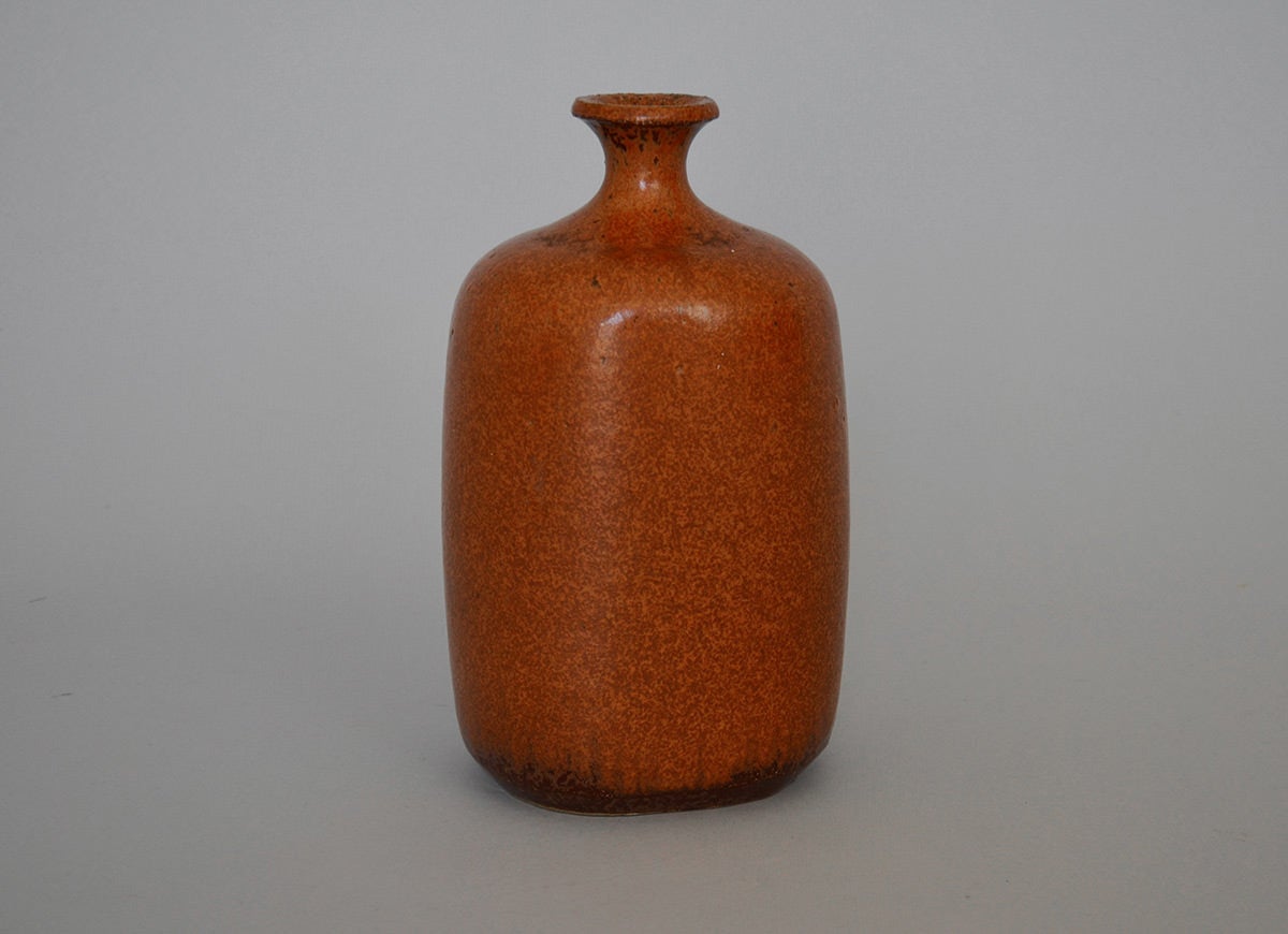 Vase/bottle in stoneware with brownish glaze. Manufactured by Kapstrup Teglværk.

We ship this item world wide, please write to contact@apetersen.dk for shipping options and prices.