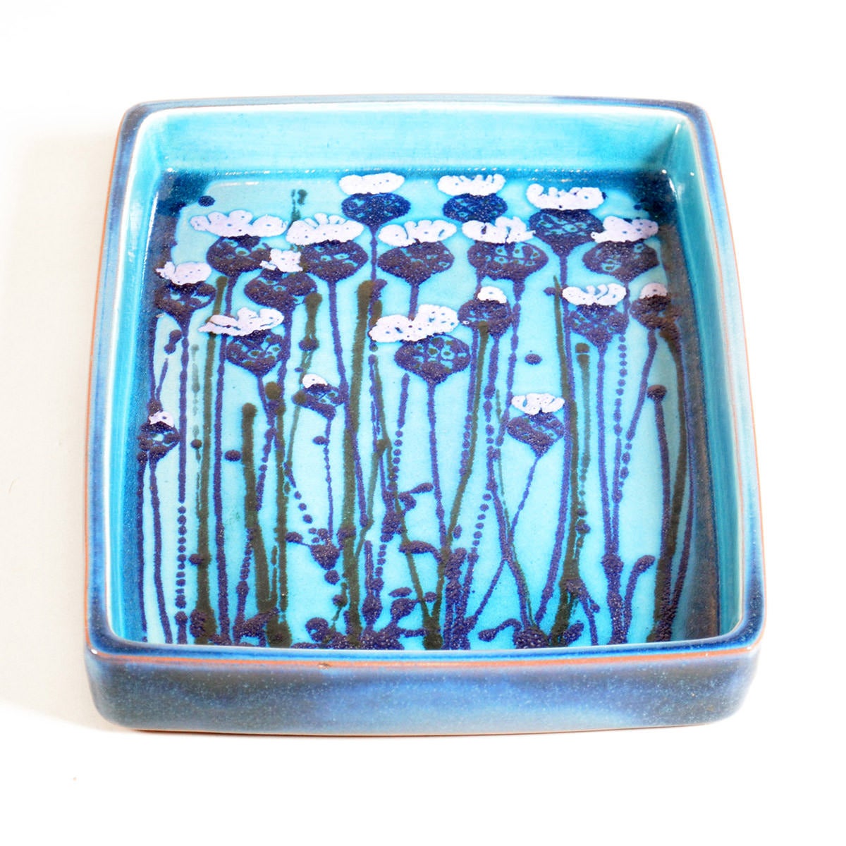 Table platter in ceramics. Decorated on the inside with motifs of flowers in blue and turquoise colors. Signed Grethe Lindblad.

We ship this item world wide, please write to contact@apetersen.dk for shipping options and prices.