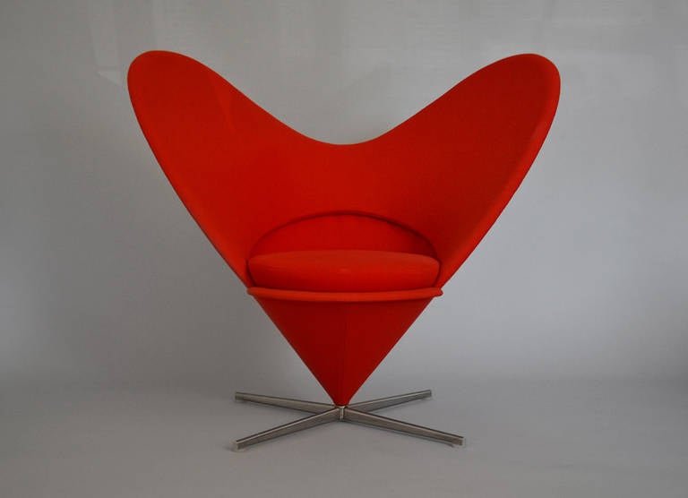 Verner Panton (1926-1998). Heart chair, recliner with turnable four-star pedestal in chromed steel, covered with red wool. Shaped in 1959. Prototype in fiberglass. Manufactured by Vitra.

We ship this item world wide, please write to