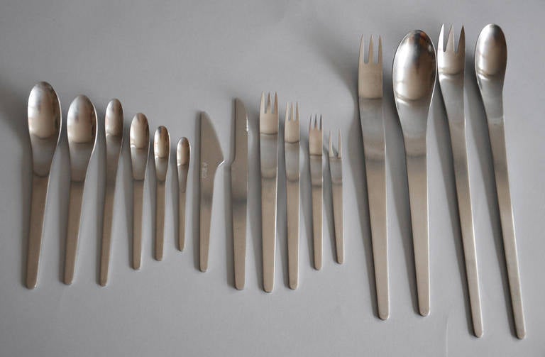 AJ cutlery in stainless steel, consisting of 100 parts. Manufactured by A. Michelsen.

Six dinner knives, four lunch knives, six butter knives, ten dinner forks, nine spoons, eight lunch forks, eight dessert spoons, 14 tea spoons, two cake or