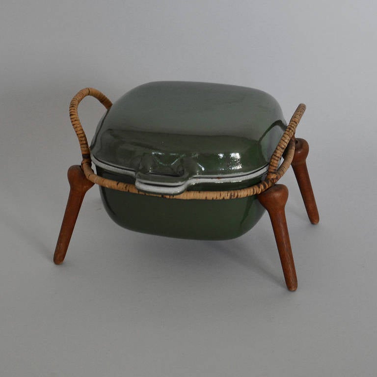 Roaster in green-enameled cast iron. Winded tripod with feet in teak.

We ship this item world wide, please write to contact@apetersen.dk for shipping options and prices.