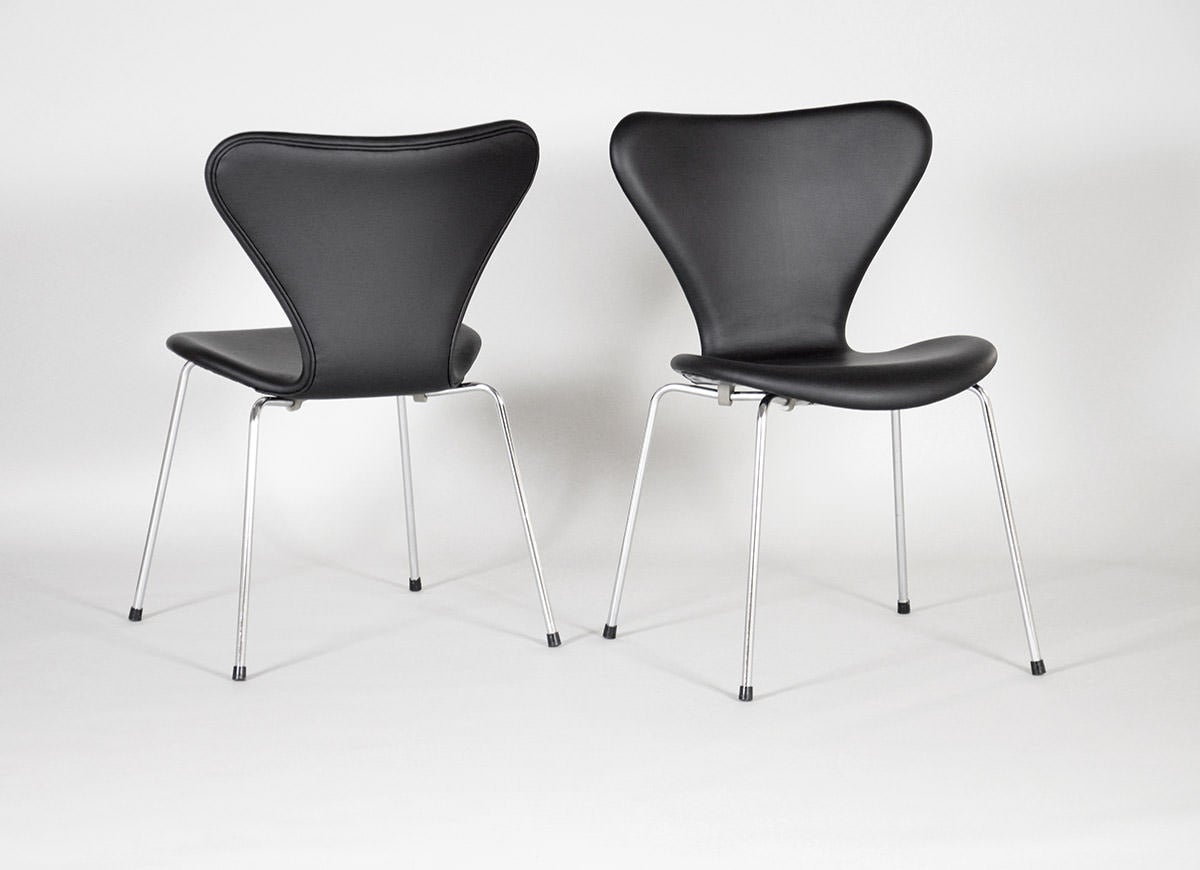 Scandinavian Modern Chairs by Arne Jacobsen. Model no. 3107