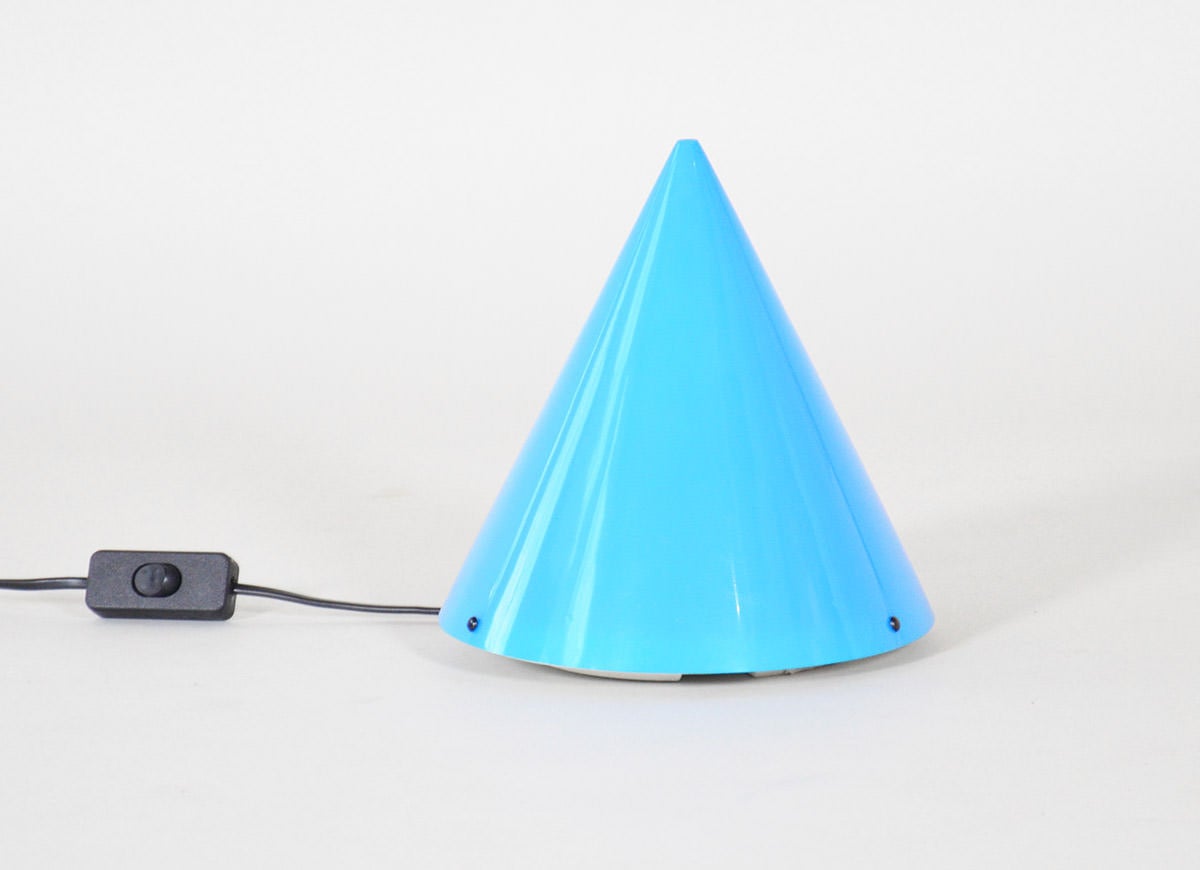 Cone-shaped table- and wall lamp in blue plastic. Designed in 1995. Manufactured in 4 different colors (yellow, red, white and blue). Produced in 300 copies in each color.

We ship this item worldwide, please write to contact@apetersen.dk for