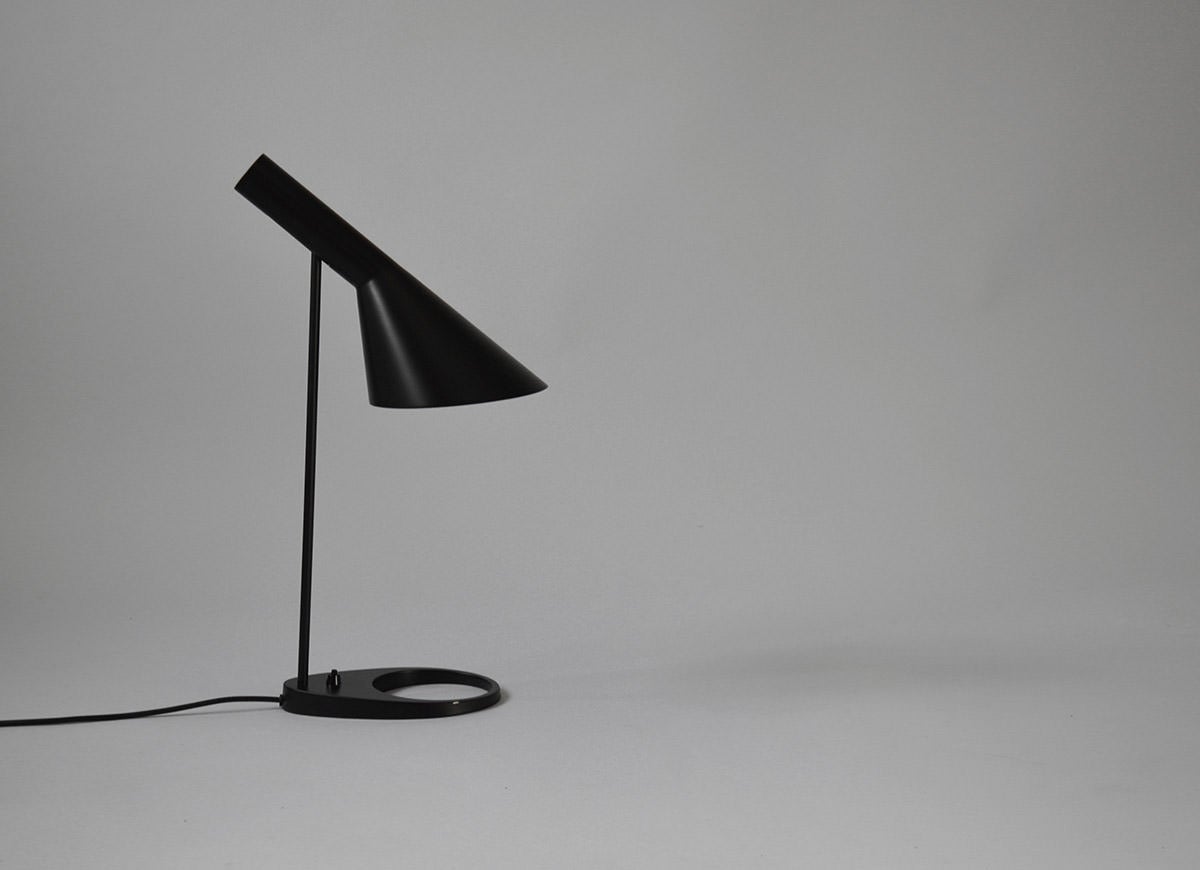AJ table lamp in black varnished metal.

We ship this item worldwide, please write to contact@apetersen.dk for shipping options and prices.