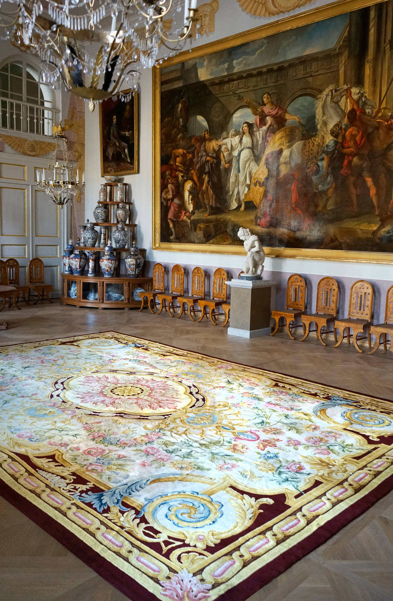 It is a refined and rare Savonnerie rug from the 19th century in perfect conditions.

Dimensions: 600 x 400 cm.
Composition: Wool.
Manufacture Royale de la Savonnerie
hand-knotted,
19th century.

The Savonnerie rugs played an important role