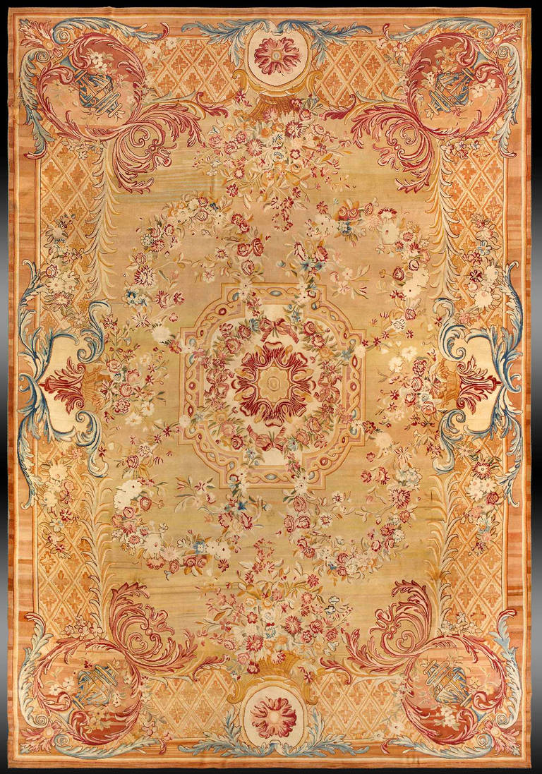 Exceptional antique 19th century French Savonnerie rug.
It is a wool hand-knotted rug.
Excellent condition.
Dimensions : 700 x 500 cm.