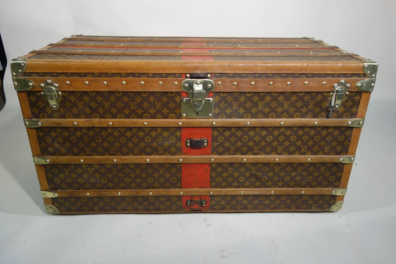 Louis Vuitton Extra large courrier monogram trunk.

Original key and one tray.

Lock, hasp in massif brass. 

Borner in lozine.

Original inside: 
Four original wheels under the trunk (metal). 

Size: 110 cm Long X 57 High X 57