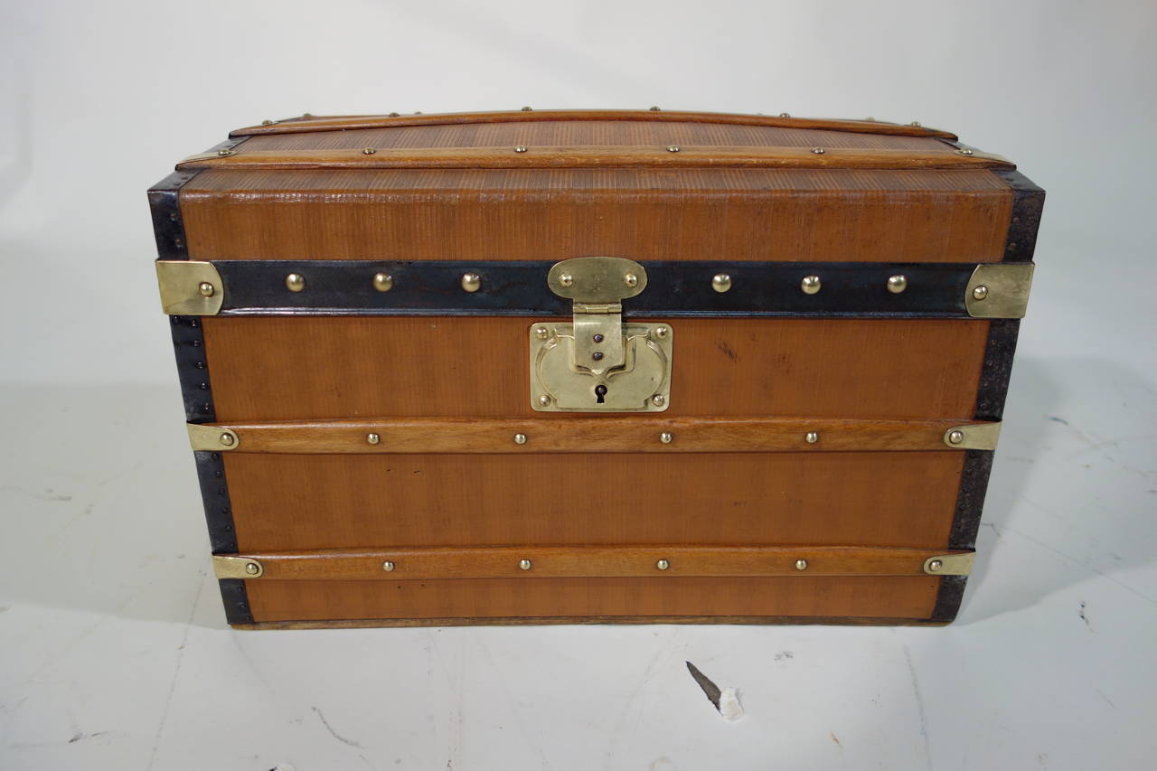 A beautiful little trunk.
At the turn of the century this type of trunk Was offered to children to imitate their parents. So the children had trunk to store their doll and clothing.
The trunk is the replica of a large trunk excat adult.
Can be