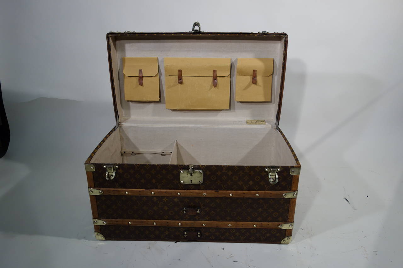 Louis Vuitton courrier trunk.

-Stencil canvas monogram.

-Leather handel.

-Lozin border.

-Original inside with original jacket.

Build in 1910.

Measures: Size 82 long/ large X 43 high X 44 deep.

Deco: front of a bed to store