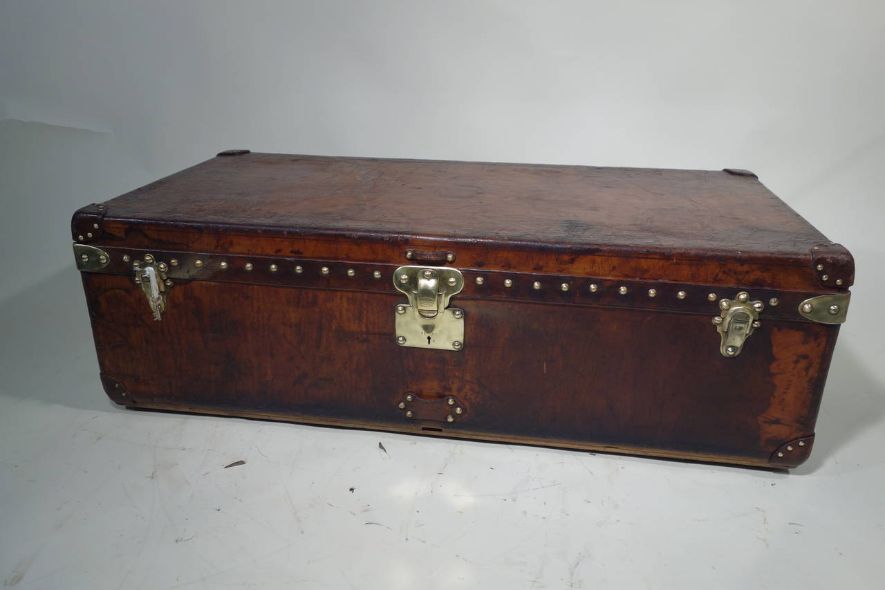 HUGE  Louis Vuitton cabin  trunk  .  Natural  leather

Princess  Crown  on each  side  .

The trunk is complete  with  key  and  trays  .

Original inside  .

Size  111 cm  long  X  35  High X  55  Deep  .

Deco: front of a bed to store
