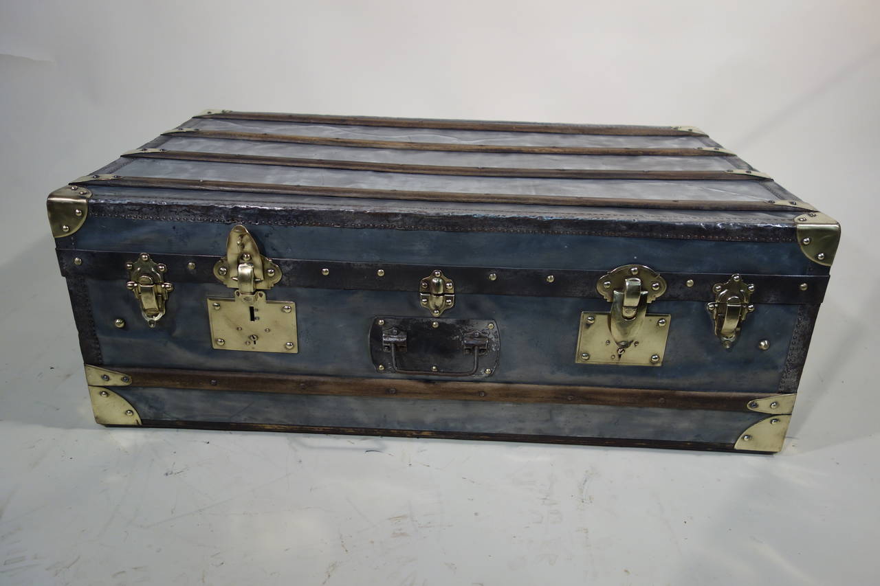 When traveling in tropical countries, we choose either to make camphor chests for insects .. is when we want to ensure maximum safety for goods transport, it's trunk duct ZINC.

Brass  lock 
Metal Handel 
New inside 
size  in  cm  89 cm long  X