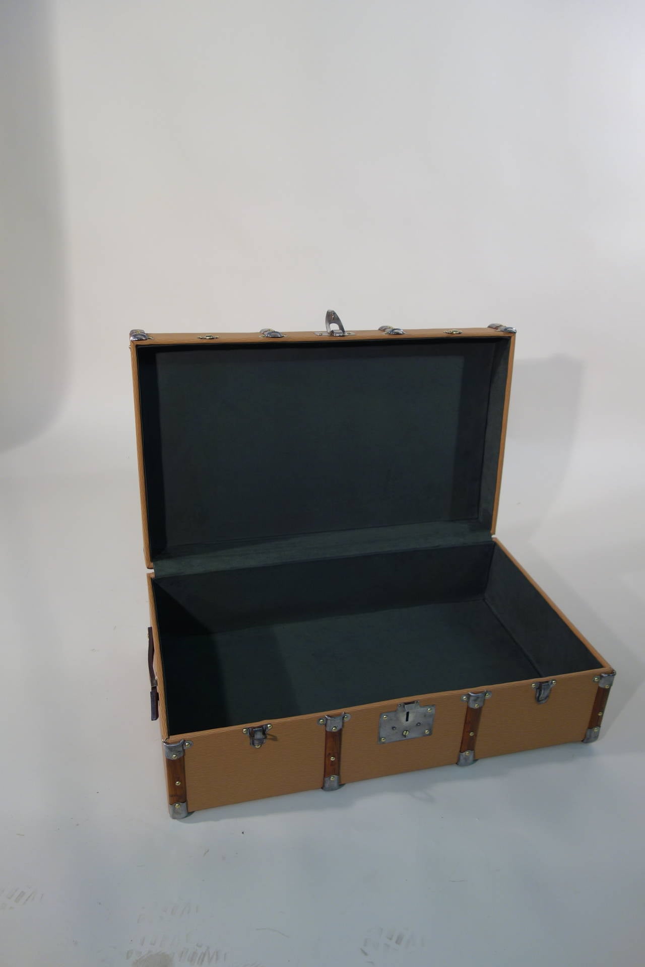 Cabin trunk for cars.
This coating provides the necessary sealing, for example, for an automobile trunk.

New outside.
We put off each parts, each nails. We restored each of them and we rebuild the trunk.

Two straps a luggage and go for the