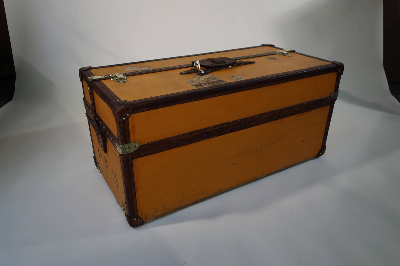 Louis Vuitton vuitonitte  orange  trunk in Original condition.

-Leather  Handel 
-Leather border 

Brass  lock  with  KEY  
-Original inside 

Build : 1909-1914.

Measures: Size 103 long / large X 50 high X 46 deep.

All the trunks we