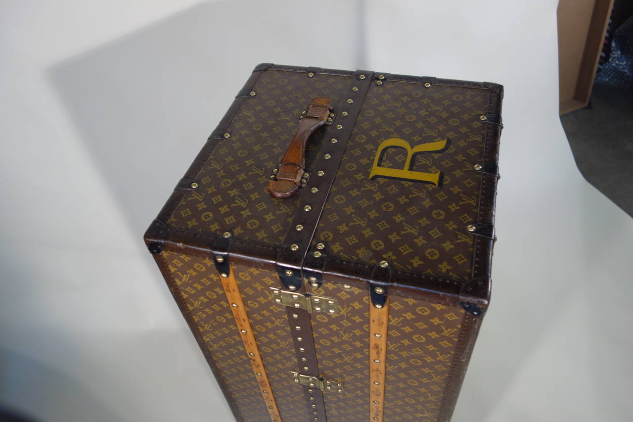 1930s Louis Vuitton Wardrobe Trunk or Malle Armoire In Excellent Condition In Haguenau, FR