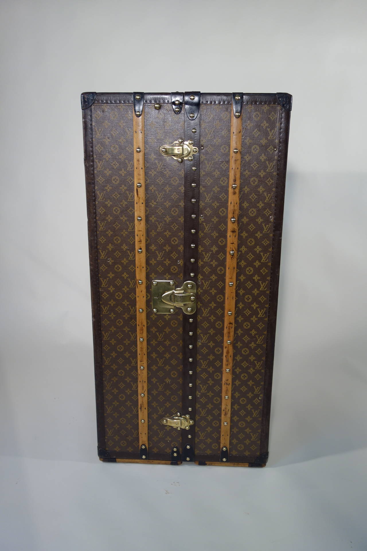 Malle Louis Vuitton (wardrobe)
-Stencil canvas monogram. (The original one the nicest one hand paint, before 1960.)

- Lock and brass hasp.
- border brown in lozine.
- Corner black metal.
- shoes suitcase inside.
Six original