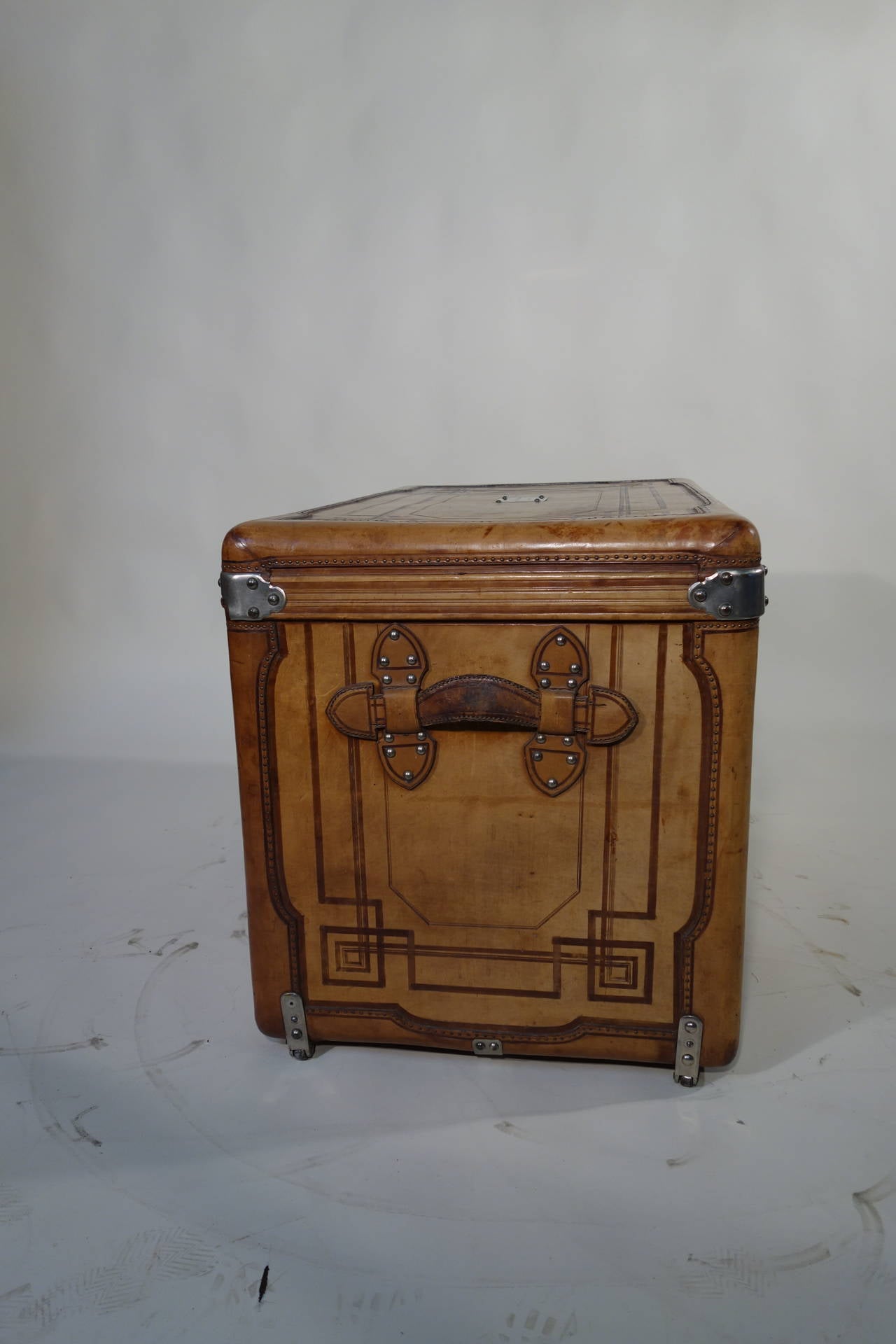 1890s Naturel Leather Trunk Courrier/Malle Cuir Courrier Haute In Excellent Condition For Sale In Haguenau, FR