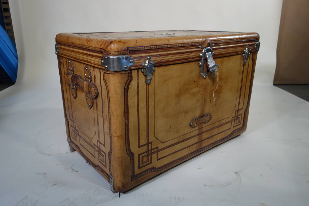 Natural leather courrier trunk. 
The brand is "Gauthier" in the town of Bordeaux.
This trunk was build, circa 1890.

Its a wonderful trunk. 

Totally cover with naturel leather.
The metal part are in cooper with nickel on.

This