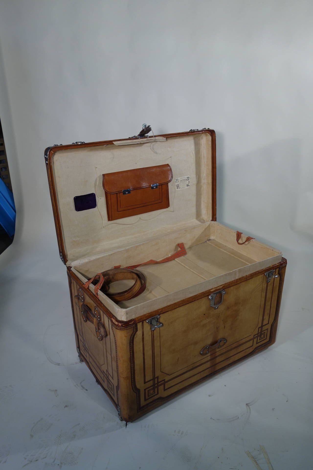 French 1890s Naturel Leather Trunk Courrier/Malle Cuir Courrier Haute For Sale