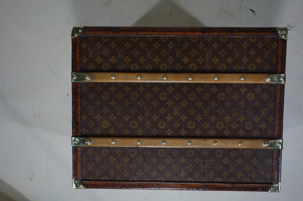 PERFECT  Louis Vuitton hat  trunk. Original condition.  FIRST  SERIE  

-Stencil canvas monogram.

-Brass handle.

-Leather  border.

-Original inside  with  2  trays  

Measures: Size 61  long / large X 53 high X 48 deep.

All the