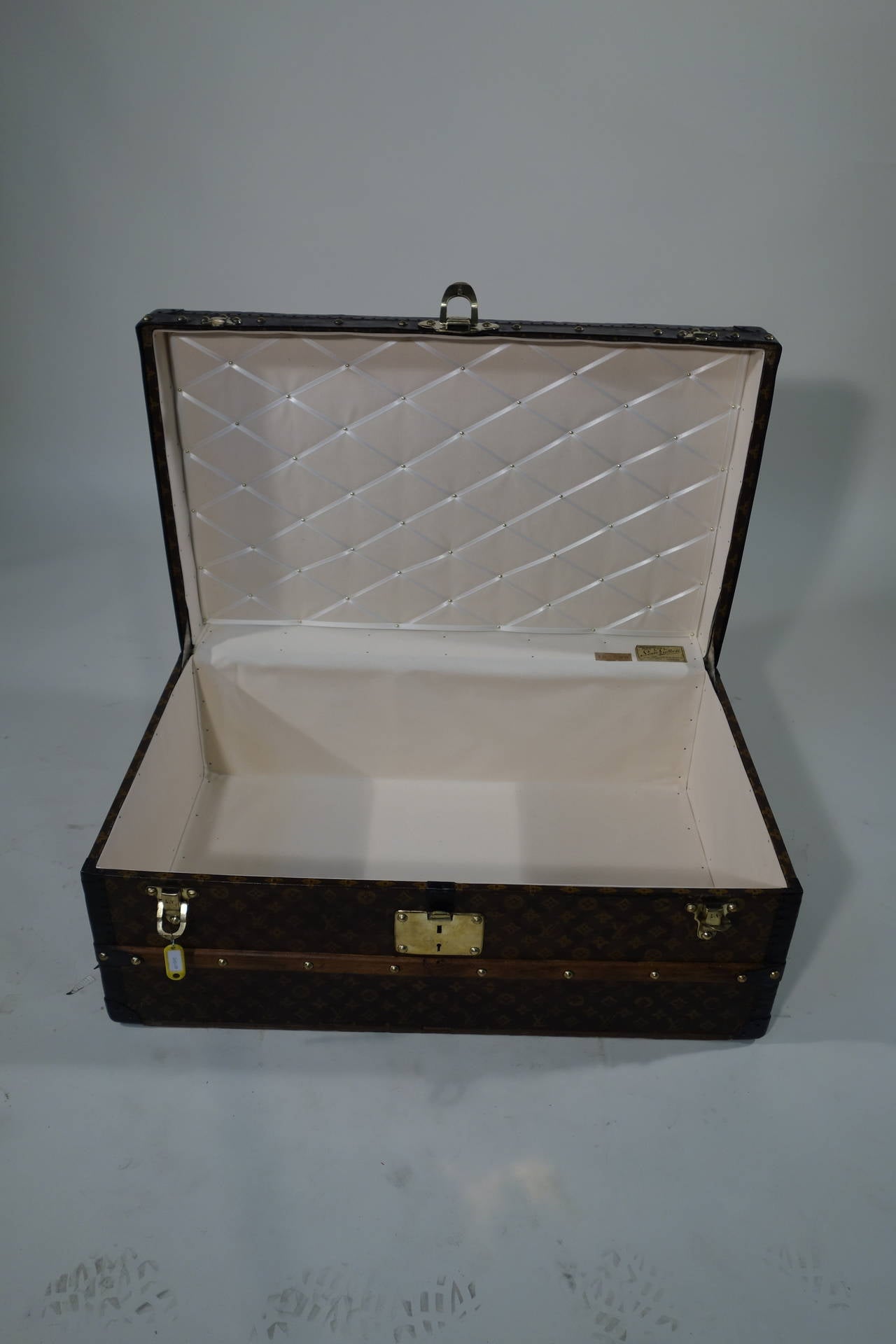 Louis Vuitton trunk is stenciled monogram canvas and metal border
FREE  SHIPPING  

Original trunk, good conditions, outside 
New inside  redonne 
Brass lock, inside empty, original label.

Period: 1909-1914.

All the trunks we sell have