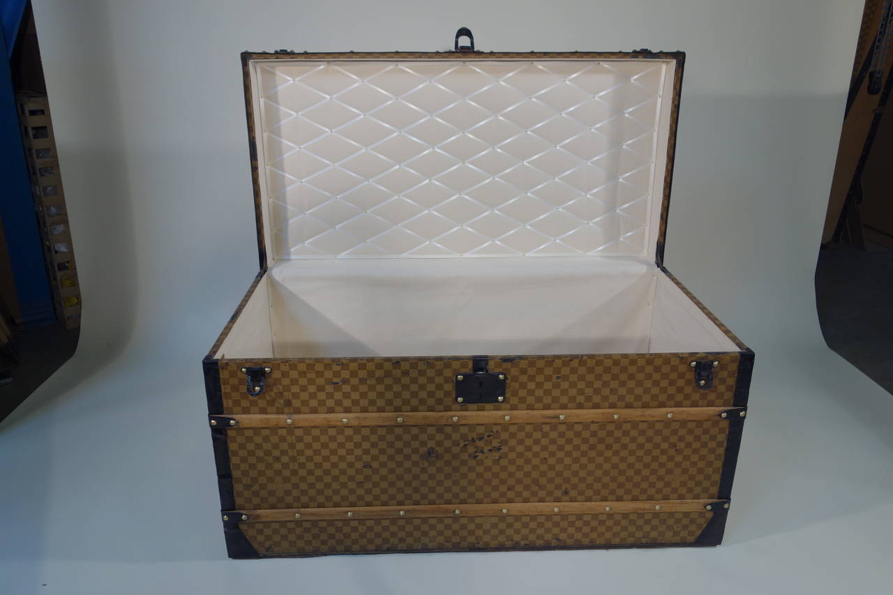 Malle Louis Vuitton yellow checkered.
Marked steel jewelry Vuitton
Monograme nails.
Interior redonne. 
Dimensions in cm: 111 cm long x 57 high x 57 deep.

circa 1901-1909.

All the trunks we sell have been cleaned or restored by the