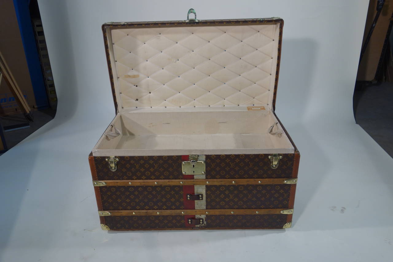 Louis Vuitton steamer trunk monogram stencil
Lozine border 

Solid brass jewelry (perfect !) .

Leather handles (new).

Interior home with LV ribbon one indoor original frame.
 stables band and white original with red figure B.