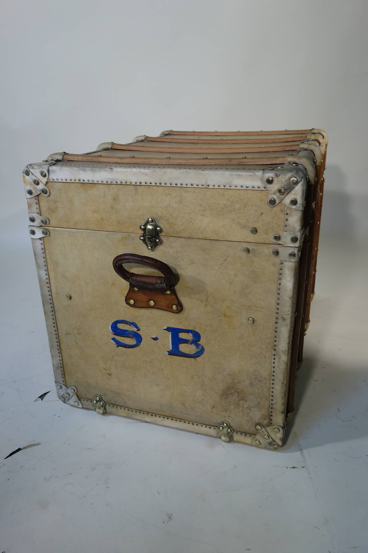 1920s Vellum Steamer Trunk
Brass lock  

Original leather  handel 

Original  inside  with 2  trays 
Size   in  cm  :  90 cm  larg   X 63 cm high   X  57  cm deep

All the trunks we sell have been cleaned or restored by the workshops,
Of