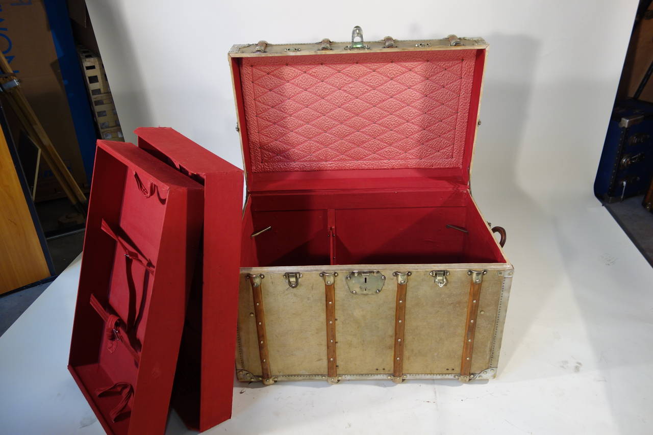 1920s Vellum Steamer Trunk or Malle Courrier Parchemin In Good Condition For Sale In Haguenau, FR