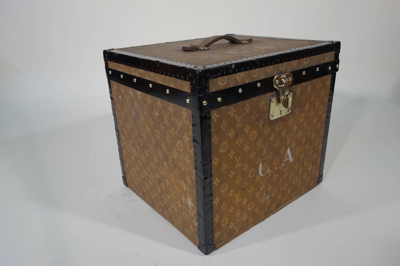 Malle Louis Vuitton monogram hats with key.

Complete with original frame.

Original leather handle.

Brass lock with key.

Size in cm 50 cm wide x 45 cm high x 44 cm deep.

All the trunks we sell have been cleaned or restored by the