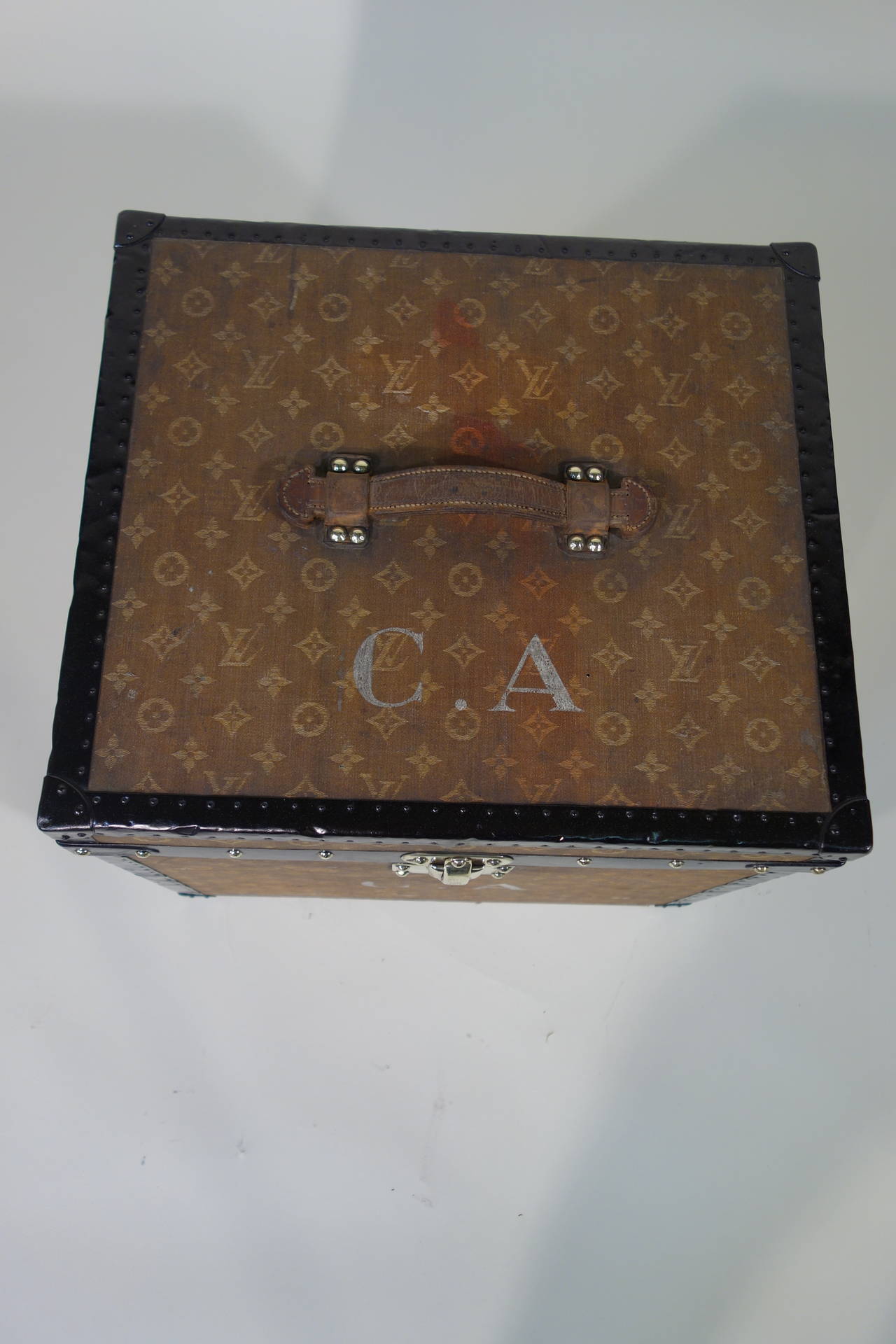 1900s Louis Vuitton Woven Monogram Hat Trunk with Key In Excellent Condition In Haguenau, FR